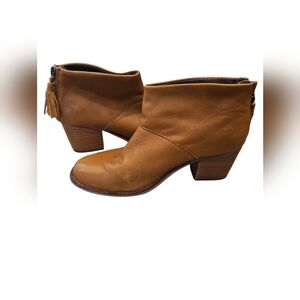 Toms SZ 6.5 Caramel Leather Back Zip Tassel Carpe Diem 2" Stacked Heel Bootie